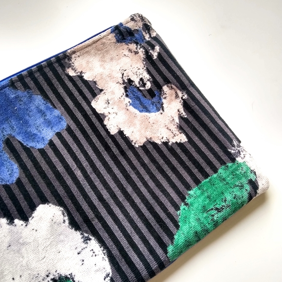 Modern Handmade Floral Velvet Zipper Pouch - Picture 5 of 7